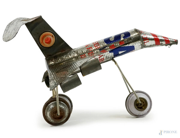 Giocattolo a forma di aeroplano in lamiera, XX secolo, cm h 25,5x41x30, (difetti).