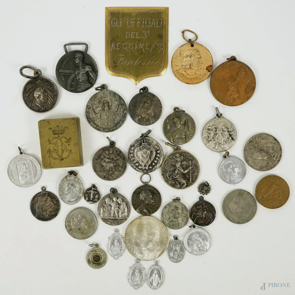 Lotto di varie monete e medaglie in materiali diversi, misure max cm 6x5, (difetti).