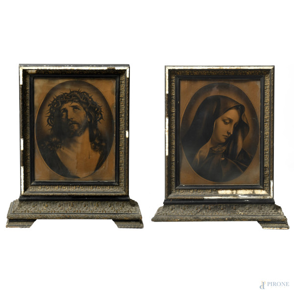 Coppia di cornici da terra in legno dipinto e intagliato  con stampe raffiguranti Cristo e la Vergine, XX secolo, cm 75x61x16, luce cm 50x38,  (segni di usura, scalfiture, rotture, mancanze, difetti)
