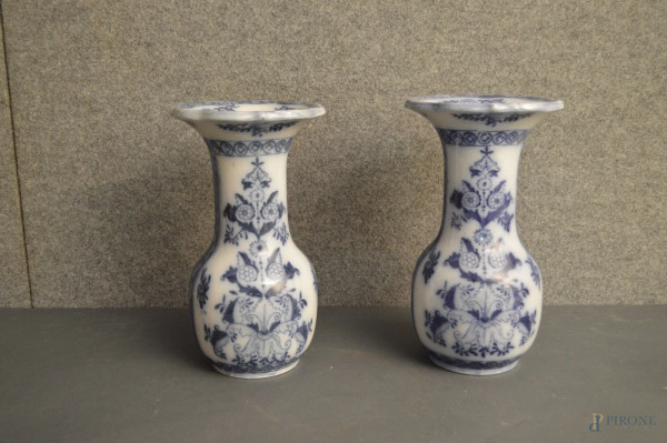 Coppia vasi in maiolica a decoro blu di fiori, Olanda primi 900, h. 29 cm.