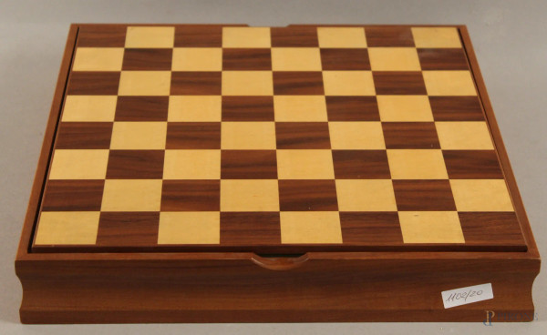 Set da gioco entro scatola, altezza cm. 6x38x38.