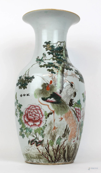 Grande vaso in porcellana policroma, decoro raffigurante volatili su rami fioriti, cm h 43, Cina, XX secolo, (difetti).