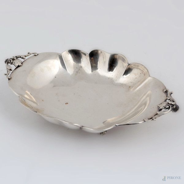 Centrino in argento 800/000 poggiante su quattro piedini con doppia presa a racemi, XX secolo, cm 5,5x26,5x16,5, peso gr 230