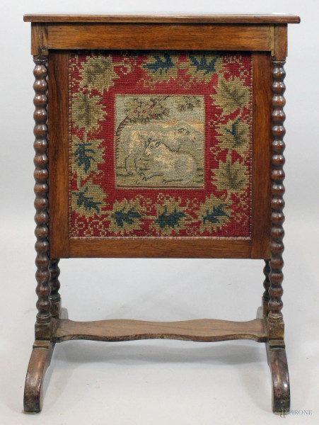 Tavolinetto in rovere con frontale in tessuto ricamato, poggiante su quattro colonnine tornite, altezza 72x50x15, XIX secolo.