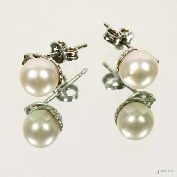 Coppia di orecchini in oro bianco 18 KT con perle e brillantini