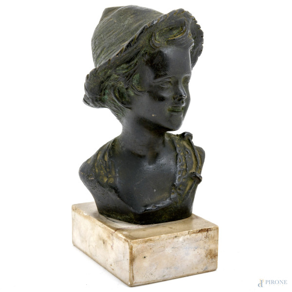 Scultura in bronzo con base in marmo raffigurante fanciullo con cappello, XX secolo, altezza cm 1...