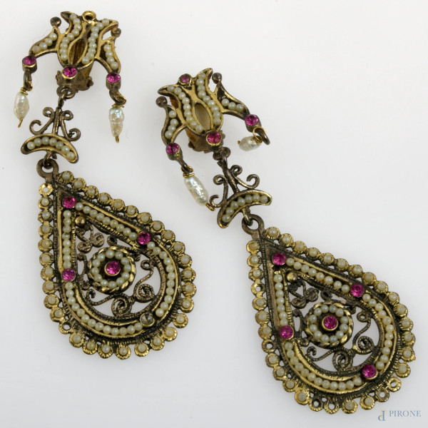 Coppia di orecchini in argento con microperle e pietre dure, lunghezza cm 7,5, peso complessivo gr 19