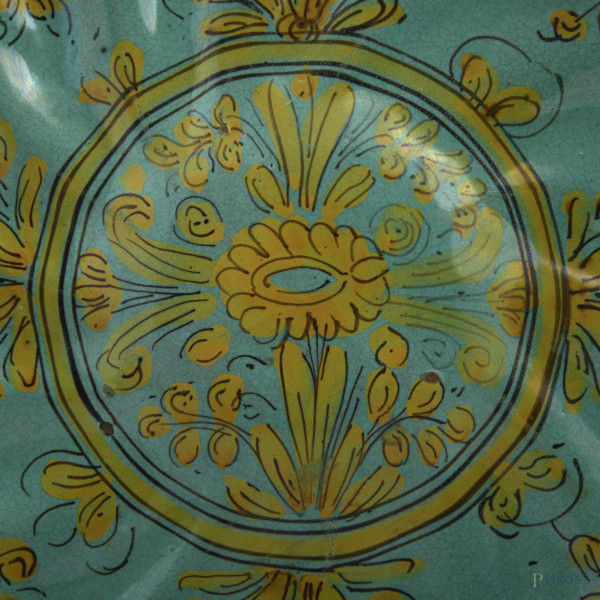 Lotto di due piatti in maiolica di diversa manifattura e foggia, XX secolo, diametro massimo cm 2...