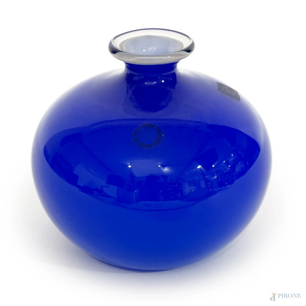 Vaso in vetro incamiciato blu e bianco, Venini, Murano, XX secolo, cm h 13, recante etichetta e firma sotto la base "Venini 88"