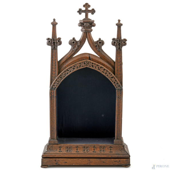 Teca a edicola votiva in legno intagliato e interno rivestito in velluto blu, XX secolo, cm 53x29x11, (segni di usura, scalfiture, difetti)