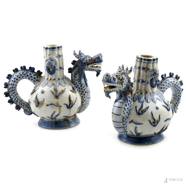 Coppia di versatoi in ceramica a foggia di draghi nei toni del bianco e del blu, Cina, XX secolo, cm 17,5x21x12, (segni di usura, sbeccature, difetti di cottura, difetti)