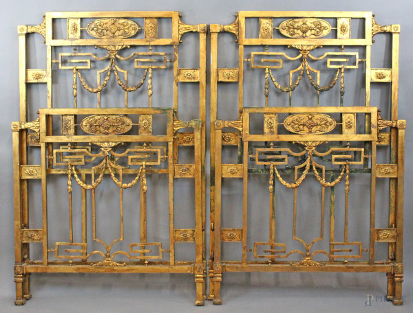Coppia di letti Liberty in metallo dorato, altezza cm. 142x92