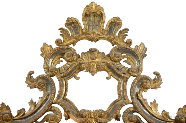 Specchiera a doppio ordine con cornice decorata da specchi incisi, cimasa sagomata a volute contr...