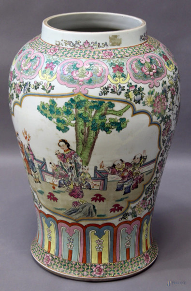 Vaso in porcellana policroma a decoro di scene di corte, Arte Orientale, XX sec., H 60 cm.