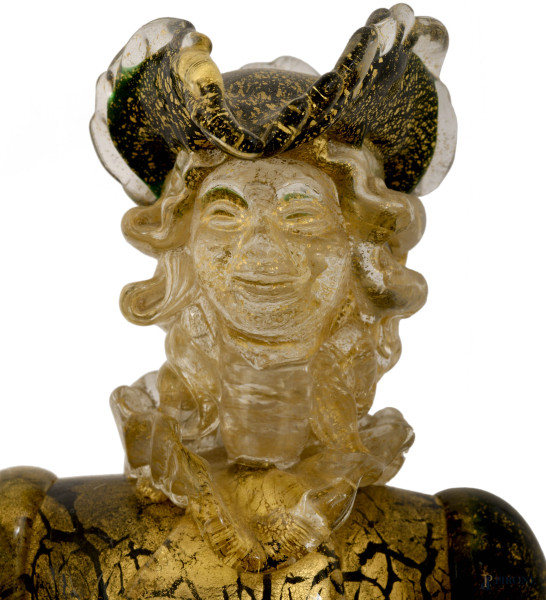 Coppia di candelabri a foggia di figure veneziane in vetro di murano trasparente, verde e nero co...