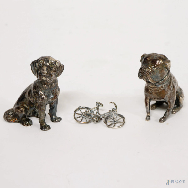Lotto composto da due cagnolini ed una bicicletta in argento, manifattura italiana, XX secolo, altezza max cm h 6, peso gr. 185 circa, (difetti)