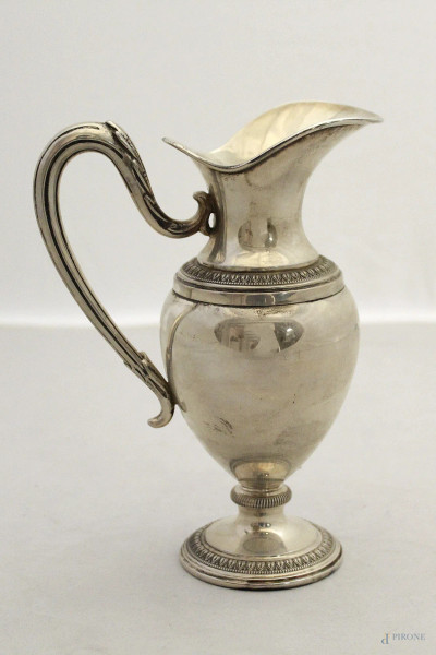 Lattiera in argento cesellato, h. 18 cm, gr. 230