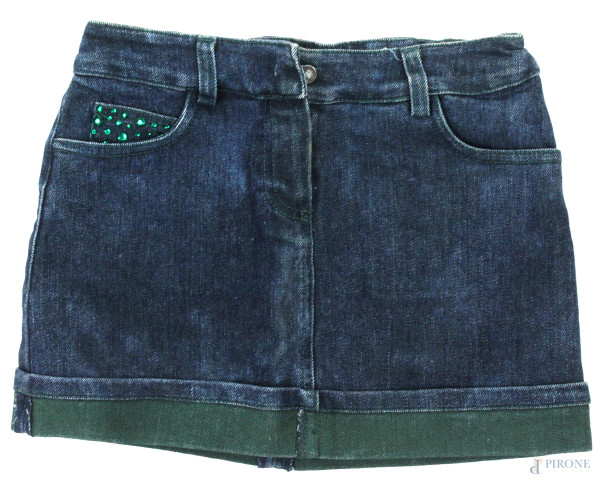 Bluemarine, minigonna di jeans con risvolto verde al fondo, dettagli in strass,  quattro tasche e chiusura con zip e bottone, dettaglio di paillettes verdi, taglia 10 anni, (parti consunte).