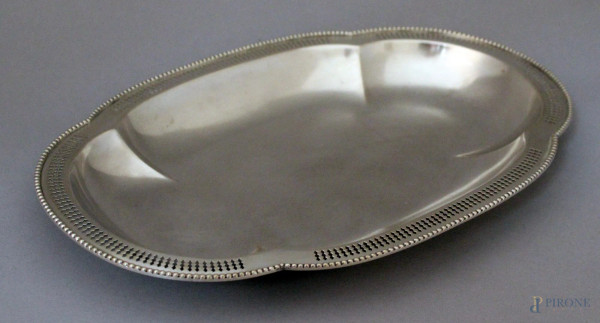 Vassoio di linea ovale in argento cm 34x22,5, gr.440.
