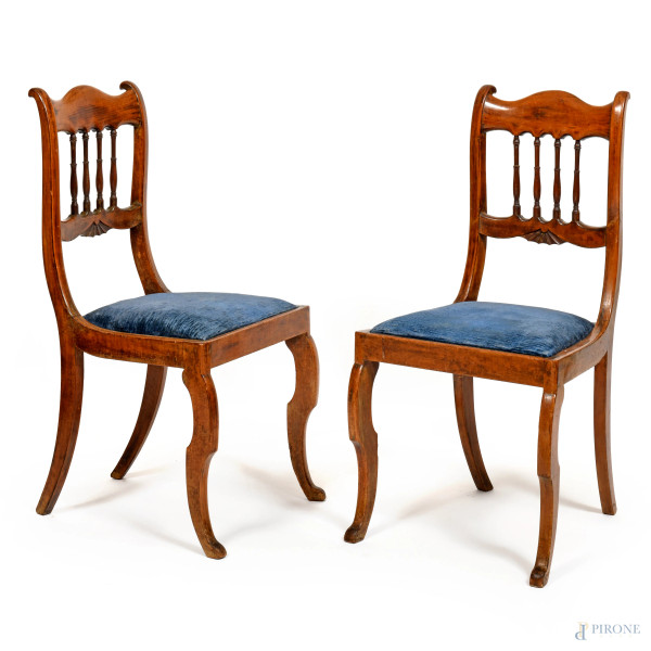 Coppia di sedie in noce con schienale sagomato intagliato e gambe mosse, sedute in vimini rivestite in velluto blu, XX secolo, cm 88,5x43,5x49, (segni di usura, fori di tarlo)