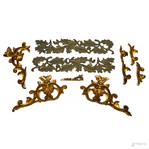Lotto di elementi decorativi in legno intagliato, dorato e dipinto, XX secolo, misure massime cm 78, (segni di usura, scalfiture, rotture, mancanze, restauri)