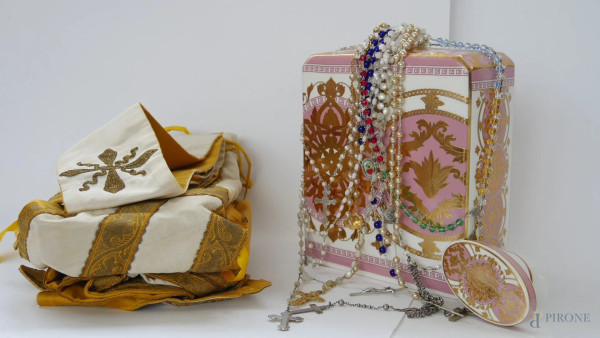 Antico paramento sacro ricamato in oro , multiple coroncine da rosario di varia fattura, bottiglia in ceramica dipinta a mano in oro , cm 28 x 19