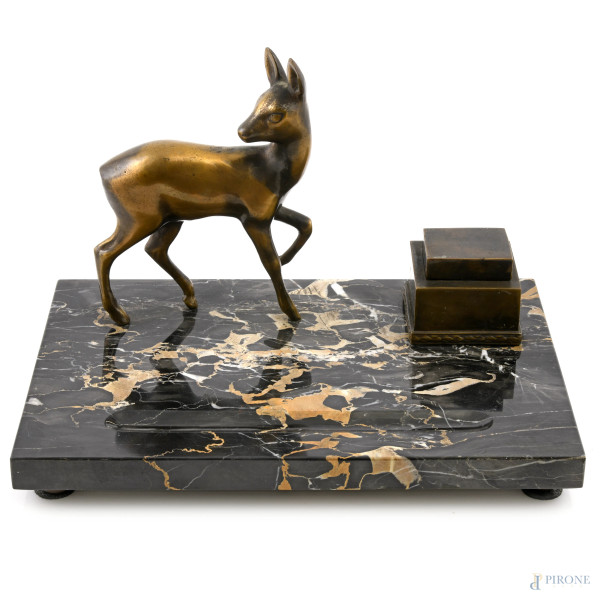 Calamaio in marmo e bronzo con scultura a rilievo di cerbiatto, XX secolo, cm 20,5x30x20, (segni di usura, difetti, scalfiture)