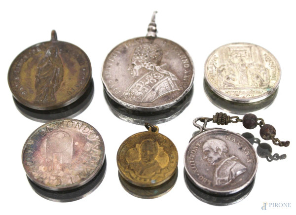 Lotto di sei medaglie in argento e metallo di epoche diverse