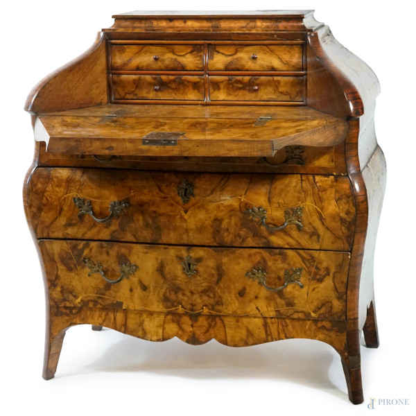 Ribalta a urna in radica di noce in stile settecentesco lombardo, con tre cassetti e piedi sfugge...