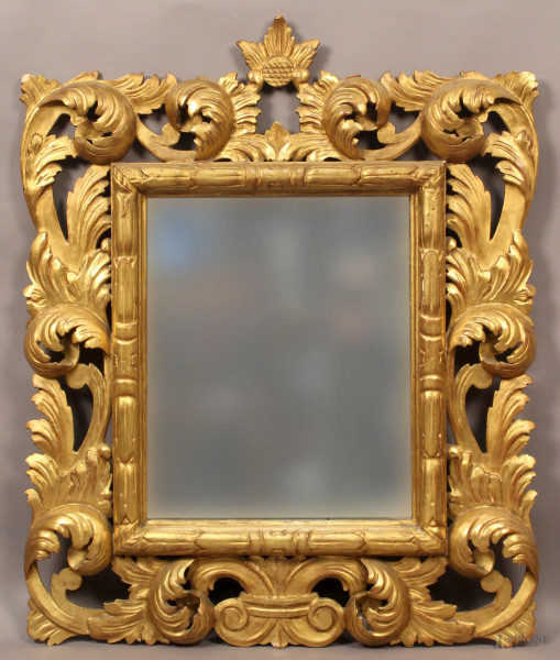 Specchiera di linea rettangolare in legno intagliato e dorato a motivi di foglie d&#39;acanto, (misure ingombro altezza 97x79, misure specchio cm. 52x43), primi &#39;900.
