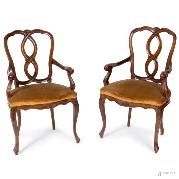 Coppia di poltroncine con struttura in legno intagliato, seduta imbottita e rivestita in velluto, XX secolo, cm 97x59x57, (difetti, segni di usura)