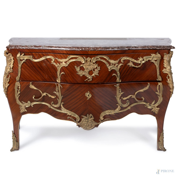 Cassettone con piano in marmo in legno impiallacciato con inserti in bronzo dorato. Al fronte due...