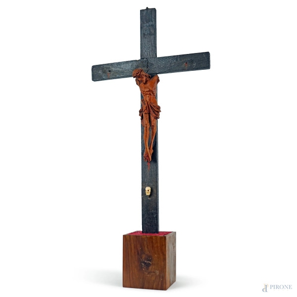Cristo crocifisso, piccola scultura in legno intagliato, cm h 39x21,5, XVIII secolo, base in legno, (segni del tempo, mutilo di entrambe le braccia).