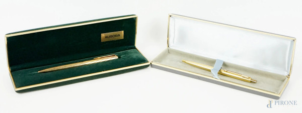 Aurora e Parker, lotto di due penne in metallo dorato, lunghezza max cm 13, entro custodie originali.