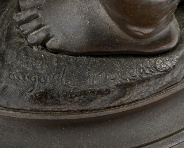 Coppia di fanciulli, scultura in bronzo su base in legno , XX secolo, altezza cm 52, firmato alla...