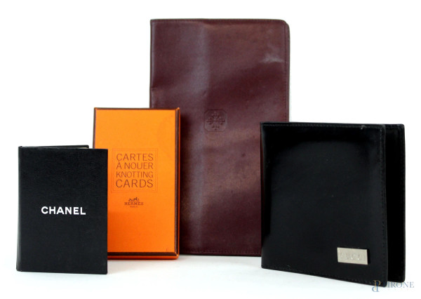 Lotto composto da un block notes nero Gucci, un porta biglietti da visita Chanel, una scatola di "Cartes à nouer" Hermès (n.22 carte) ed un porta-documenti Patek Phillip, misure max cm 11,5x29,5, (difetti).
