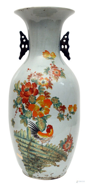 Vaso biansato in porcellana, parte anteriore a decoro policromo di fiori e gallo, parte posteriore a decoro blu di vaso con fiori, H. 56 cm., Cina XX sec.