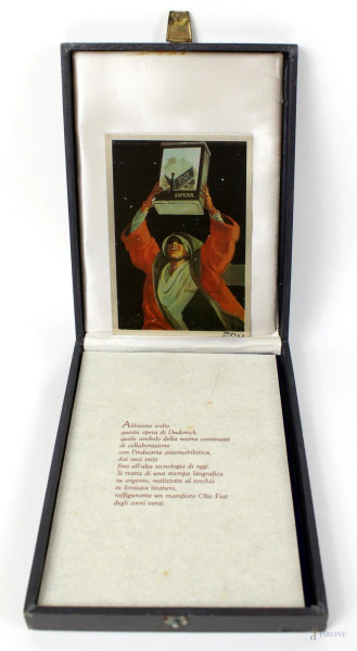 Stampa litografica su placca in argento 925, raffigurante manifesto Olio Fiat di Marcello Dudovich, cm. 13x9, entro custodia.