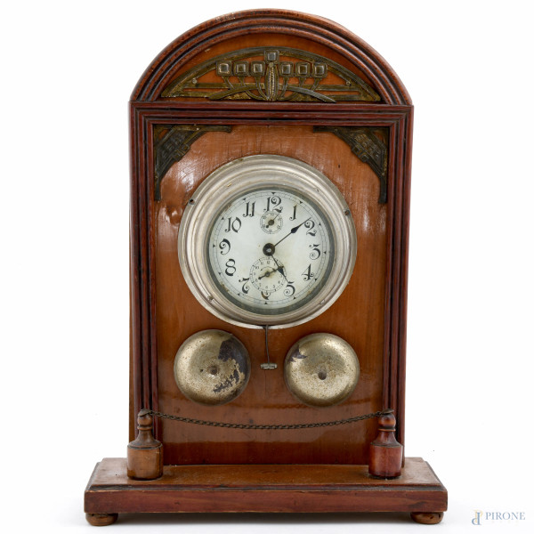 Orologio sveglia da tavolo con struttura in legno centinata e intagliata e quadrante a smalto, inizi XX secolo, cm 39x27x9,5, (usura del tempo, da revisionare)
