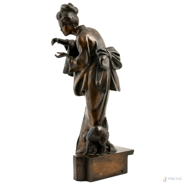 Fanciulla cinese con gatto, XX secolo, scultura in bronzo, altezza cm 63, (lievi segni di usura, mancanze)