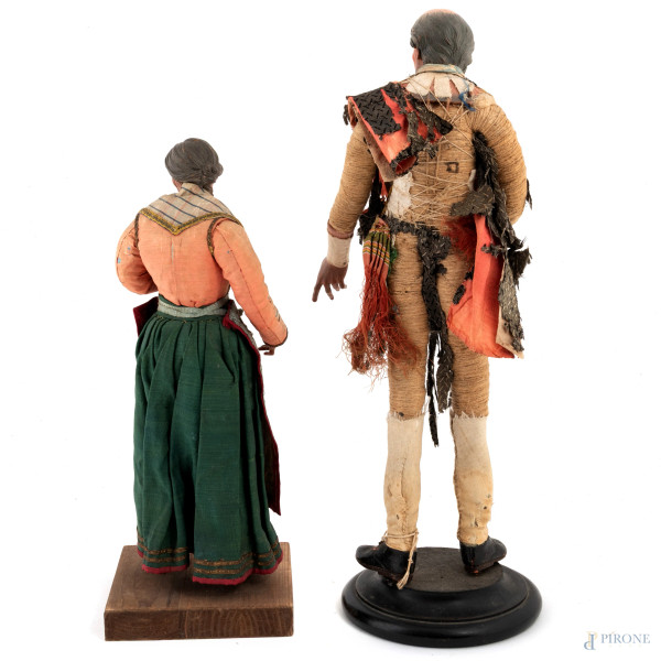 Lotto composto da due personaggi da presepe in materiali vari, XX secolo, altezza massima cm 40 ,...