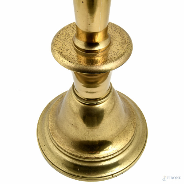 Coppia di candelieri Decò in ottone, XX secolo, altezza cm 80, (segni di usura, difetti)