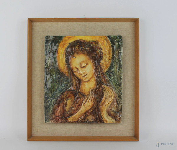 Madonna in preghiera, placca in ceramica smaltata, cm. 32x28, XX secolo, entro cornice.
