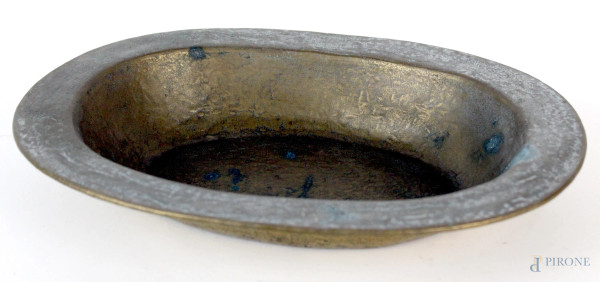 Centrotavola di linea ovale in ottone, cm h5,5x33x24,5, marca Collini, XX secolo