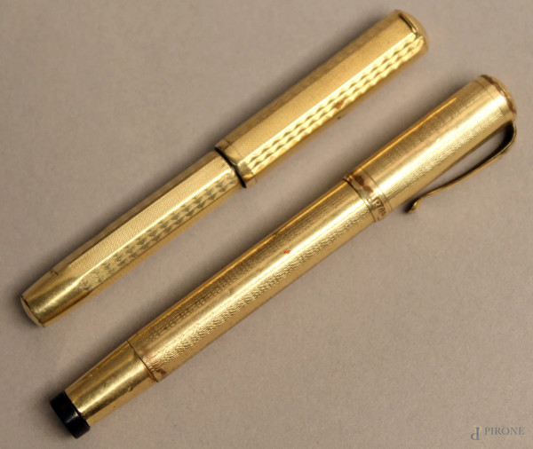 Lotto composto da due penne stilografiche placcate in oro 18kt.