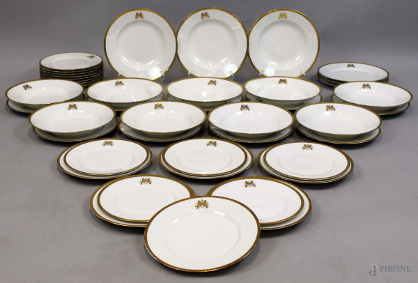 Servizio da tavola in porcellana bianca e dorata, Limoges, XX secolo, composto da 18 piatti piani, 12 piatti fondi, 13 piattini da dolce, (servizio incompleto)