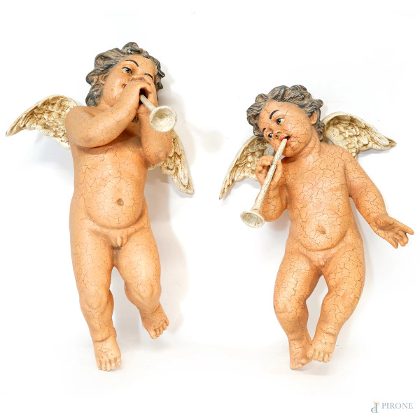 Coppia di putti musicanti da parete in resina dipinta, XX secolo, misure massime cm 62x37x36,5, (difetti)