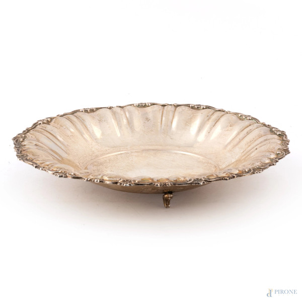 Centrotavola in argento 800/000 cesellato e sbalzato poggiante su tre piedini, cm 6,5x31, peso gr 490