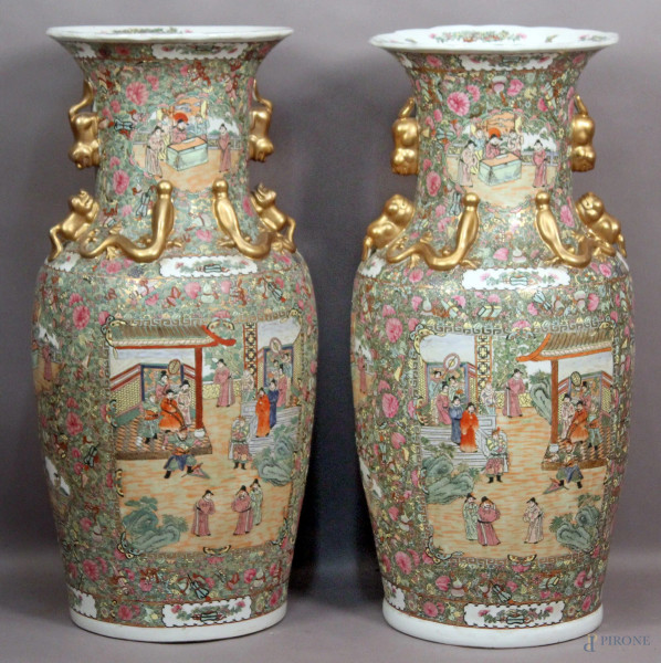 Importante coppia di vasi cinesi in porcellana dipinta con riserve raffiguranti scene di corte, particolari dorati, altezza 92,5 cm, prima metà del XX secolo, marcati alla base.