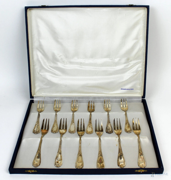 Dodici forchettine da dolce in argento, inizi XX secolo, entro custodia, gr.160